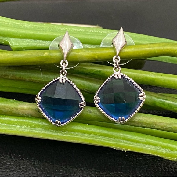 Unsigned Rounded Square-shaped Blue Faceted Crystal Earrings - Picture 3 of 13